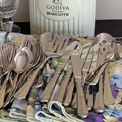LOT 44R: Mikasa & Hampton Flatware, Table Linens, Water/Wine Glasses & More
