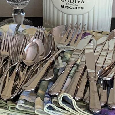 LOT 44R: Mikasa & Hampton Flatware, Table Linens, Water/Wine Glasses & More