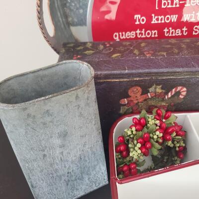 LOT 75G: Christmas Time Table-Decorations