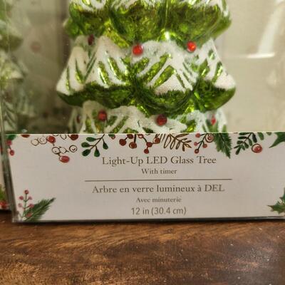 LOT 91RP: Collection of Five Country Style Holiday Home Decor Pieces