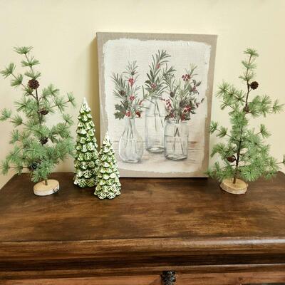 LOT 91RP: Collection of Five Country Style Holiday Home Decor Pieces