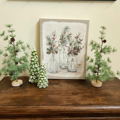 LOT 91RP: Collection of Five Country Style Holiday Home Decor Pieces