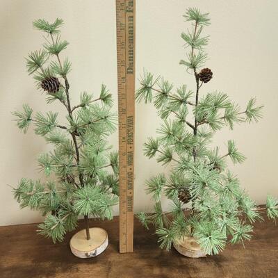 LOT 91RP: Collection of Five Country Style Holiday Home Decor Pieces