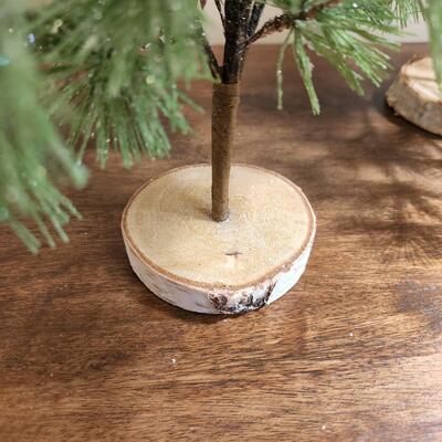 LOT 91RP: Collection of Five Country Style Holiday Home Decor Pieces