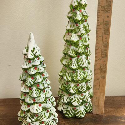 LOT 91RP: Collection of Five Country Style Holiday Home Decor Pieces