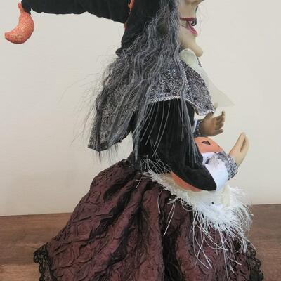 LOT 94RP: Eight Whimsical Fall/Halloween Holiday Decor Items