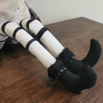 LOT 94RP: Eight Whimsical Fall/Halloween Holiday Decor Items