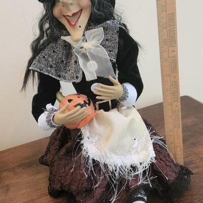 LOT 94RP: Eight Whimsical Fall/Halloween Holiday Decor Items