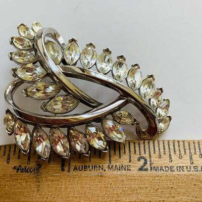 LOT 112R: Trifari Brooch & Beaded & Faux Pearl  Stretch Bracelet