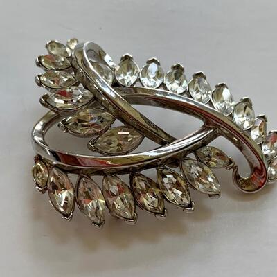 LOT 112R: Trifari Brooch & Beaded & Faux Pearl  Stretch Bracelet
