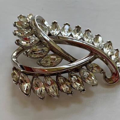 LOT 112R: Trifari Brooch & Beaded & Faux Pearl  Stretch Bracelet