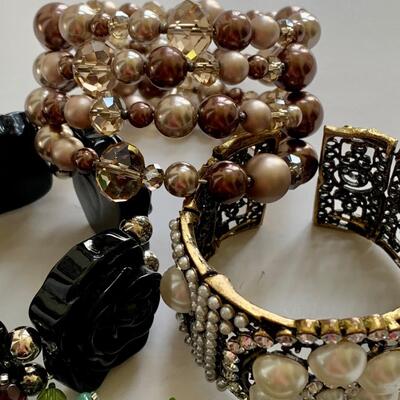 LOT 115R: Collection of 4 Fashion Bracelets: Faux Pearls, Beaded, Cuff and Stretch