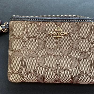 LOT J00116: Coach Small Wristlet Purse Signature C Print  Brown