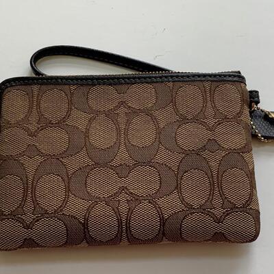 LOT J00116: Coach Small Wristlet Purse Signature C Print  Brown
