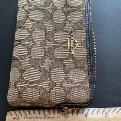 LOT J00116: Coach Small Wristlet Purse Signature C Print  Brown