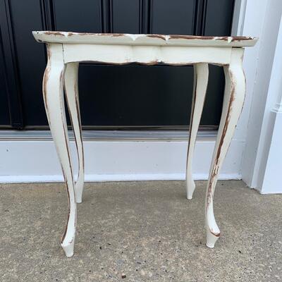 LOT 121R:  Home Decor: Wreath Holder, Accent Table & Basket Wreaths
