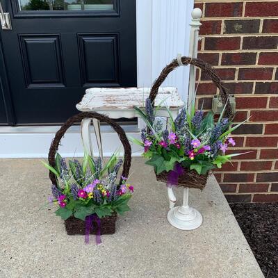 LOT 121R:  Home Decor: Wreath Holder, Accent Table & Basket Wreaths