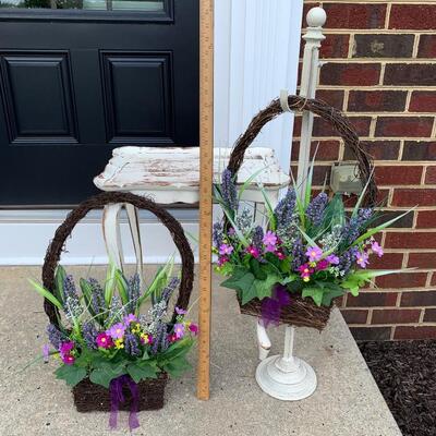 LOT 121R:  Home Decor: Wreath Holder, Accent Table & Basket Wreaths