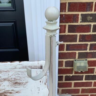 LOT 121R:  Home Decor: Wreath Holder, Accent Table & Basket Wreaths