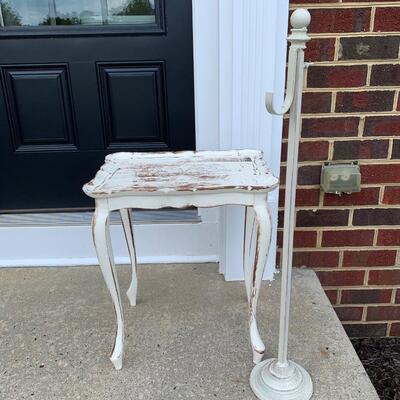 LOT 121R:  Home Decor: Wreath Holder, Accent Table & Basket Wreaths