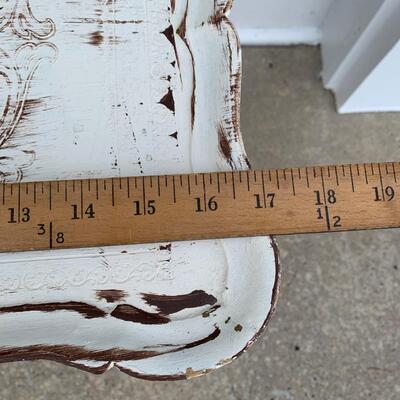 LOT 121R:  Home Decor: Wreath Holder, Accent Table & Basket Wreaths