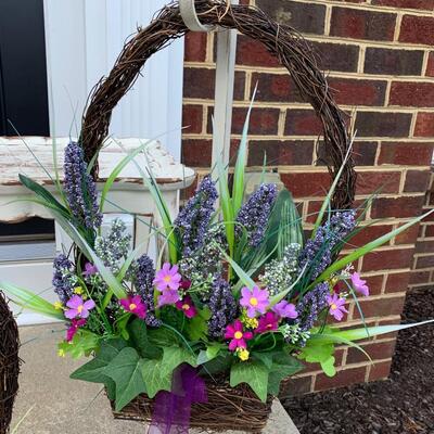 LOT 121R:  Home Decor: Wreath Holder, Accent Table & Basket Wreaths