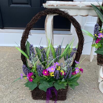 LOT 121R:  Home Decor: Wreath Holder, Accent Table & Basket Wreaths