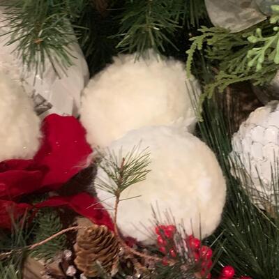 LOT 125R: Holiday Wreaths, Garland, Decor, Berries, Ornaments & More