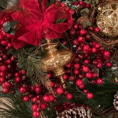 LOT 125R: Holiday Wreaths, Garland, Decor, Berries, Ornaments & More