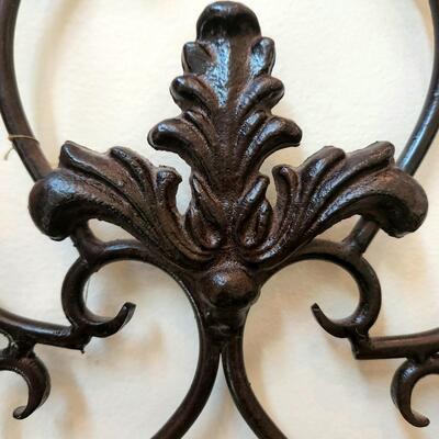 LOT 130RP: Cast Iron Fleur De Lis Metal Wall Plaque