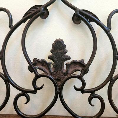 LOT 130RP: Cast Iron Fleur De Lis Metal Wall Plaque