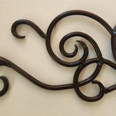 LOT 130RP: Cast Iron Fleur De Lis Metal Wall Plaque