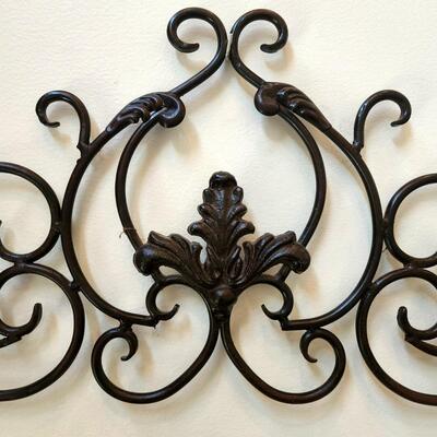 LOT 130RP: Cast Iron Fleur De Lis Metal Wall Plaque
