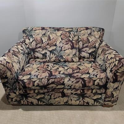 LOT 139RP: Leaf Pattern Loveseat Pull-Out Twin Bed