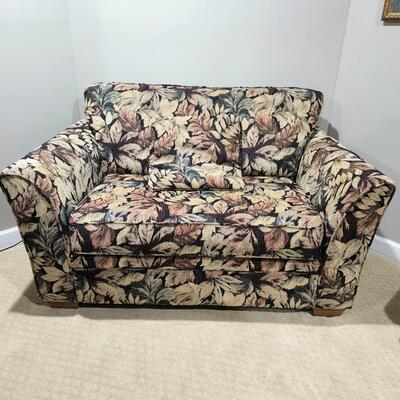 LOT 139RP: Leaf Pattern Loveseat Pull-Out Twin Bed