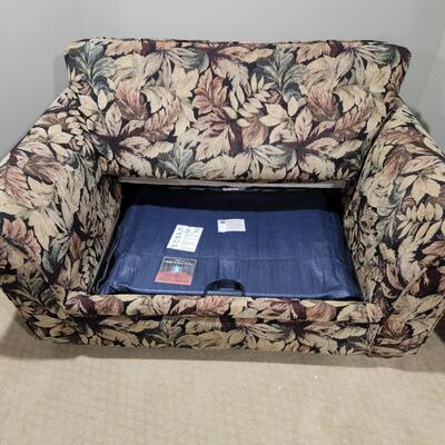 LOT 139RP: Leaf Pattern Loveseat Pull-Out Twin Bed