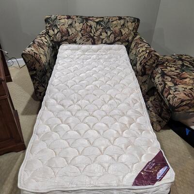 LOT 139RP: Leaf Pattern Loveseat Pull-Out Twin Bed