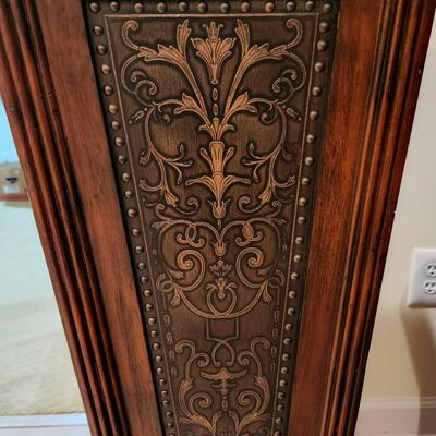 LOT 141RP: Faux Metal Inlay Accent Pedestal