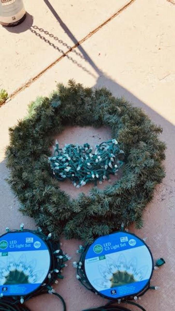 LOT 136 LED CHRISTMAS LIGHTS, EXTENSION CORDS AND WREATH (G