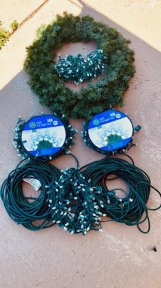 LOT 136 LED CHRISTMAS LIGHTS, EXTENSION CORDS AND WREATH (G