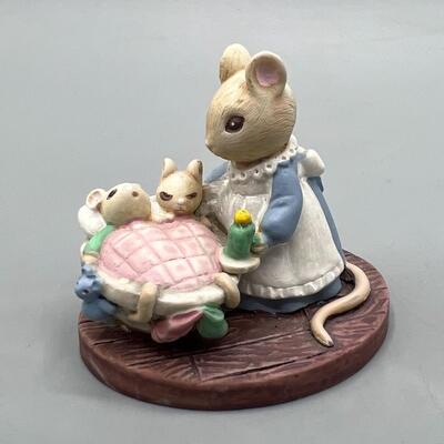Vintage Avon Gift Collection Forest Friends All Tucked In Family Mice Figurine