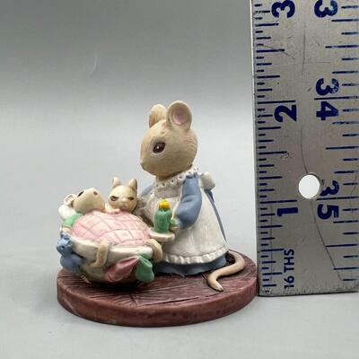Vintage Avon Gift Collection Forest Friends All Tucked In Family Mice Figurine