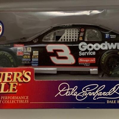 Winnerâ€™s Circle NASCAR Dale Earnhardt #3 1:24 Scale Goodwrench Die Cast Car 7â€ long approx