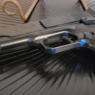 Lot 9: Vintage MARKSMAN Repeater BB Gun .177 Cal