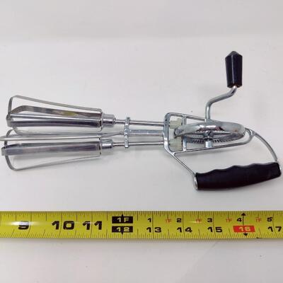VINTAGE MANUAL HAND EGG BEATER