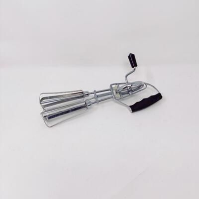 VINTAGE MANUAL HAND EGG BEATER