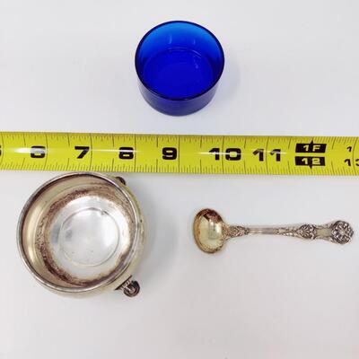 AMAZING VINTAGE STERLING SILVER COBALT GLASS SALT CELLAR WITH ORNATE MINIATURE STERLING SERVING SPOON