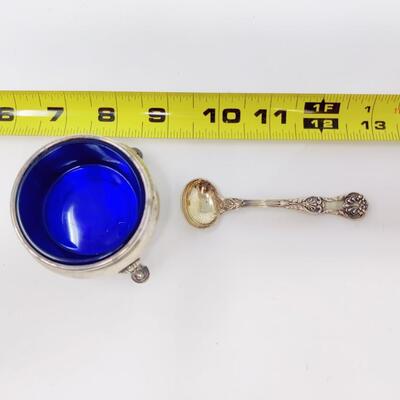 AMAZING VINTAGE STERLING SILVER COBALT GLASS SALT CELLAR WITH ORNATE MINIATURE STERLING SERVING SPOON