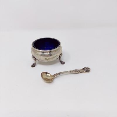 AMAZING VINTAGE STERLING SILVER COBALT GLASS SALT CELLAR WITH ORNATE MINIATURE STERLING SERVING SPOON