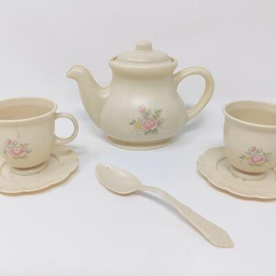 VINTAGE CHILTON TOYS CHILDREN'S PLASTIC TEA SET